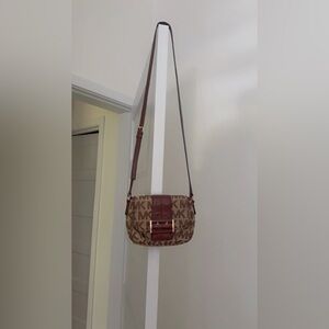 I’m selling a cross body Michael Kors purse. I love this purse and the design.